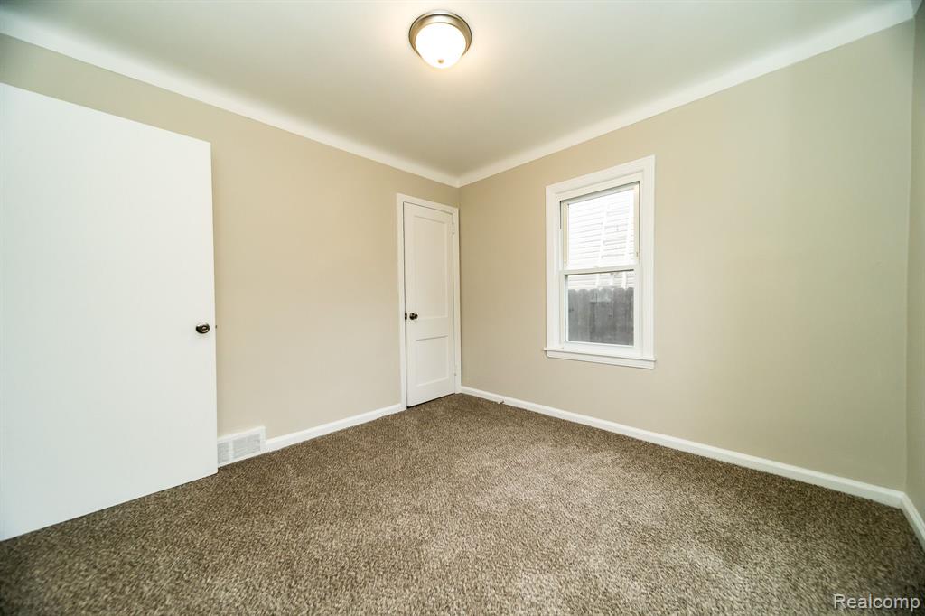 634 W HARWOOD Avenue, Madison Heights, MI 48071 — Photo 21