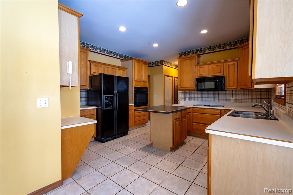 26720 Whispering Willows Drive, New Boston, MI 48164 — Photo 18