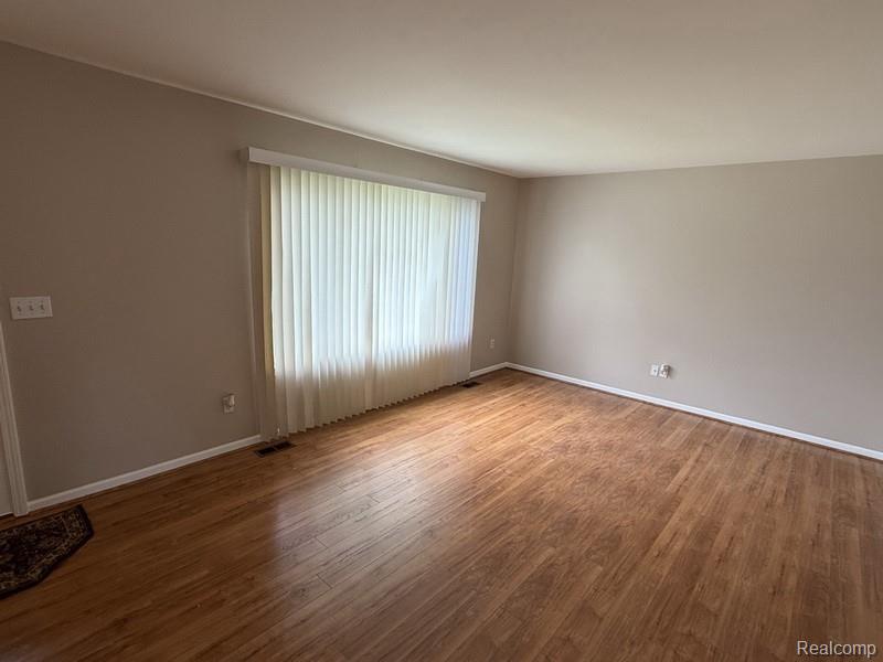8303 Lenore Street, Dearborn Heights, MI 48127 — Photo 6