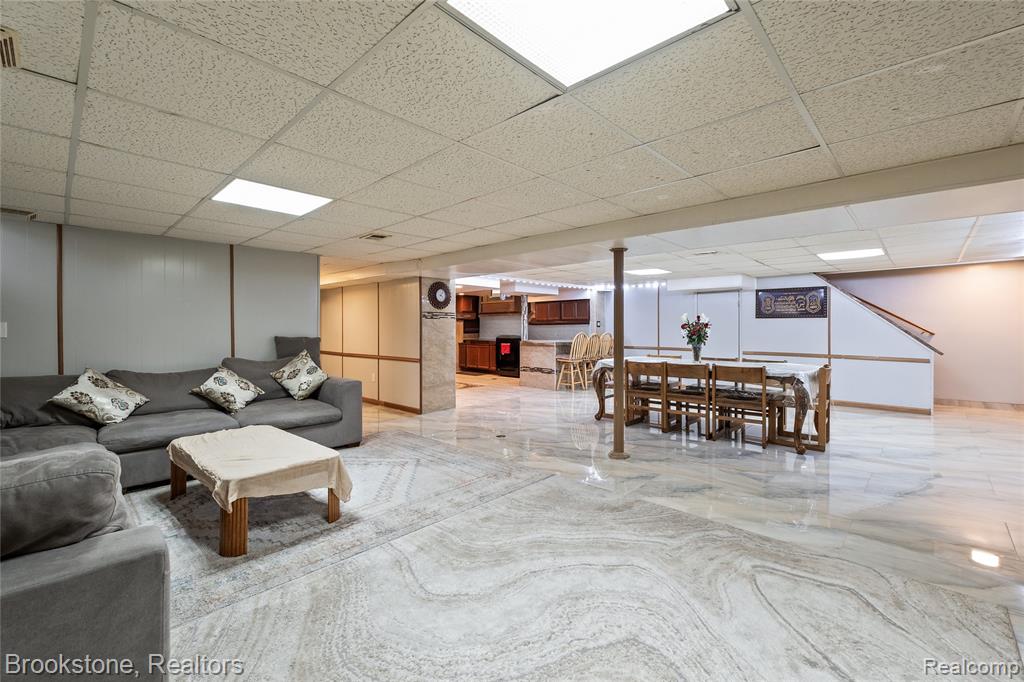 6921 Robindale Avenue, Dearborn Heights, MI 48127 — Photo 32