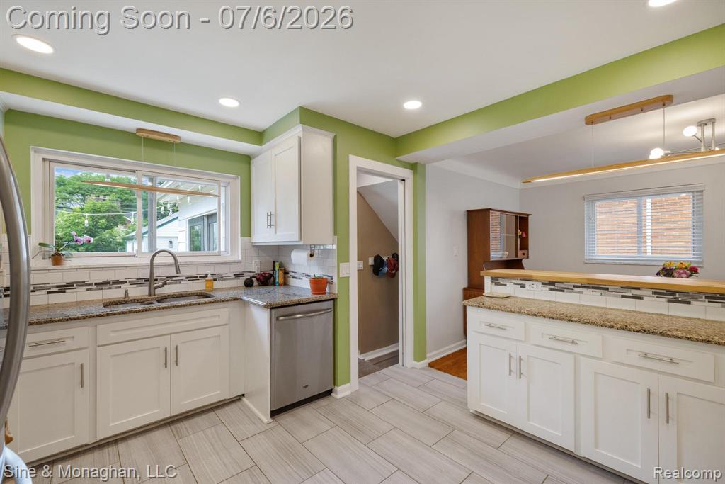 977 ROSLYN Road, Grosse Pointe Woods, MI 48236 — Photo 13