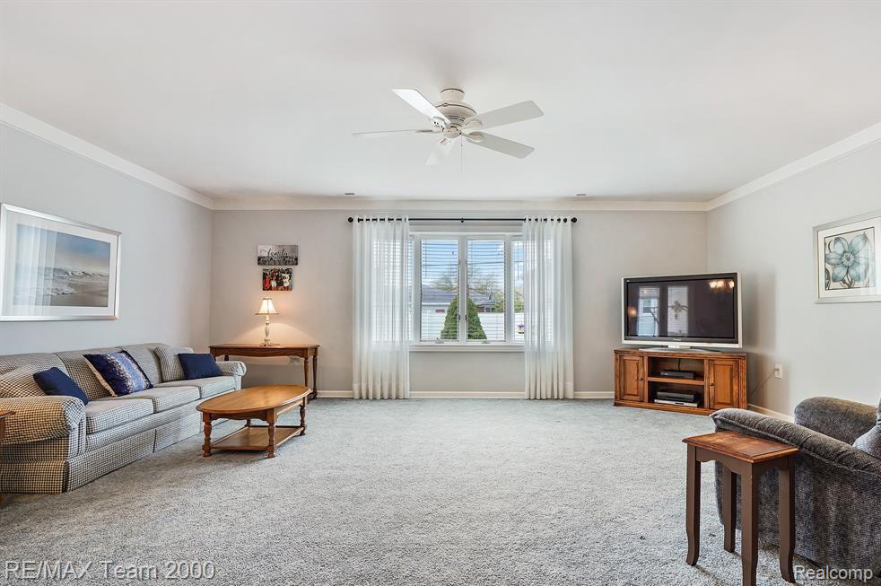 6233 N EVANGELINE Street, Dearborn Heights, MI 48127 — Photo 10