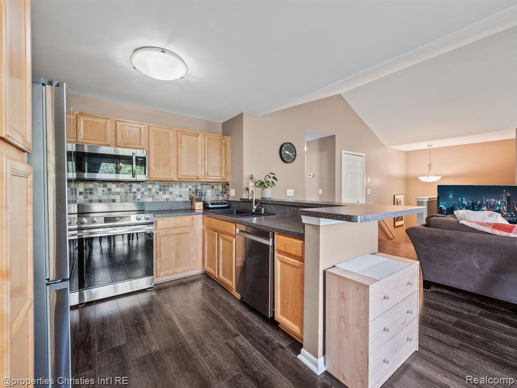 8201 CHESAPEAKE Circle, Walled Lake, MI 48390 — Photo 10