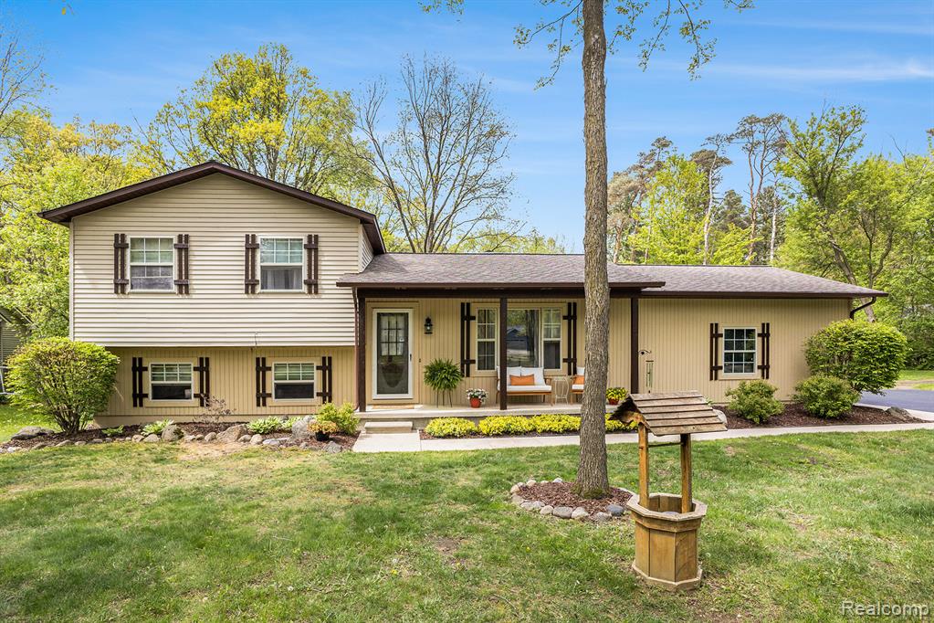 8450 Pineview Lake Drive, Linden, MI 48451 — front exterior