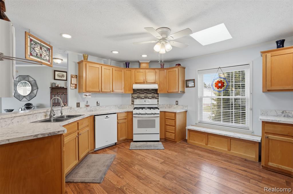 11186 Chestnut Hill Court, South Lyon, MI 48178 — Photo 13