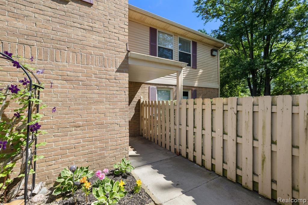 61149 GREENWOOD Drive, South Lyon, MI 48178 — Photo 4