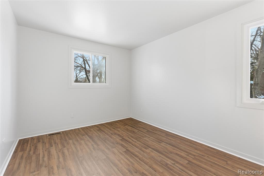 5654 Rowley Boulevard, Waterford, MI 48329 — Photo 23