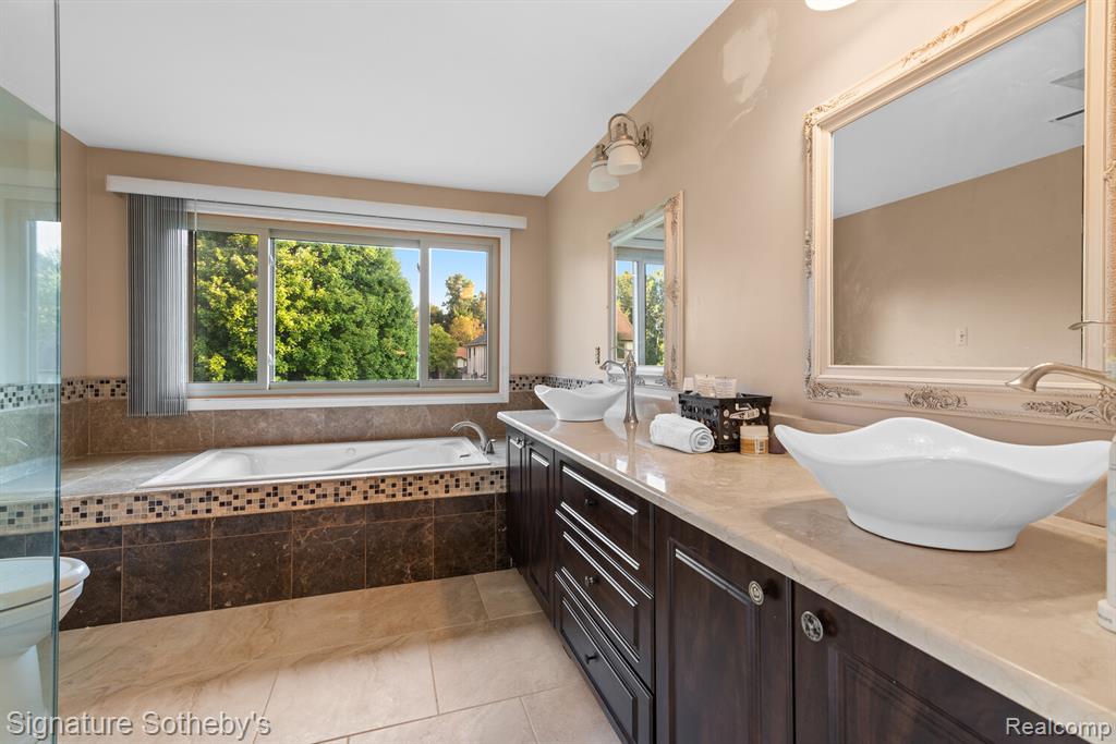 6710 WESTPOINTE Drive, Troy, MI 48085 — Photo 21