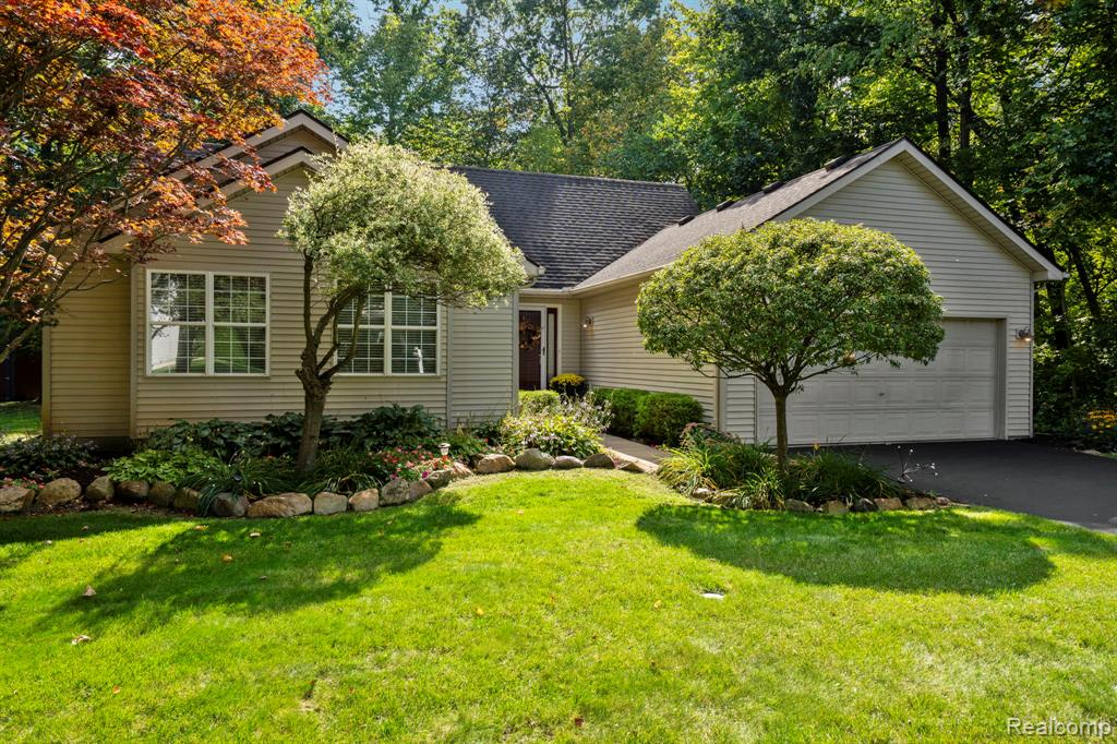 9438 Appleview Court, Brighton, MI 48116 — front exterior