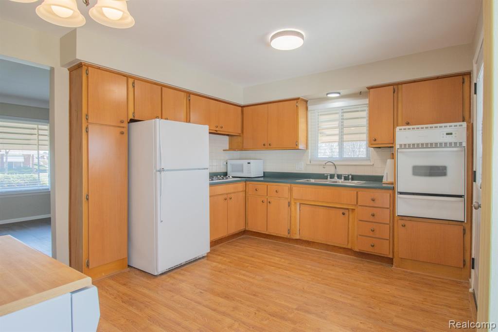 30705 Longfellow Avenue, Madison Heights, MI 48071 — Photo 4