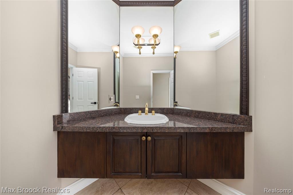 6986 Crosswell Drive, West Bloomfield, MI — Photo 44