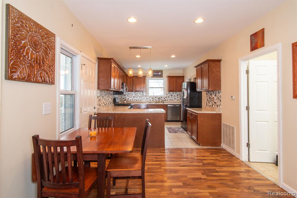 611 PLUM Street, Wyandotte, MI 48192 — Photo 8