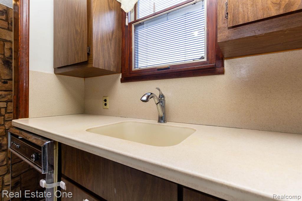 1977 Markese Avenue, Lincoln Park, MI 48146 — Photo 12