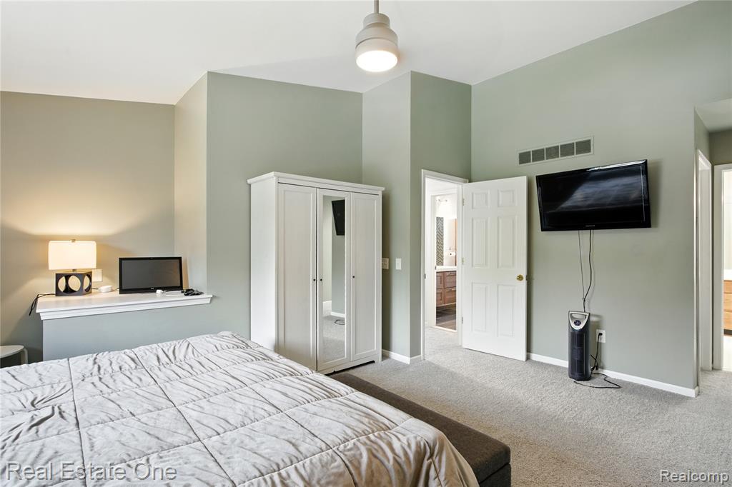 7335 Willow Oak Drive, West Bloomfield, MI 48324 — Photo 24