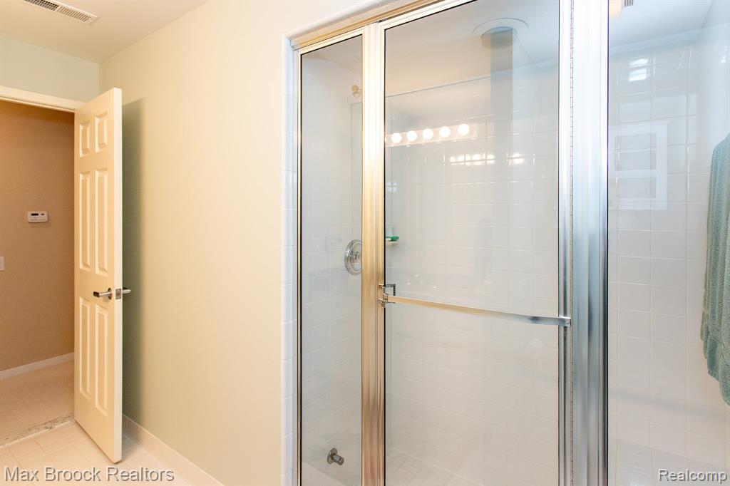 6524 Pleasant Lake Court, West Bloomfield, MI — Photo 57