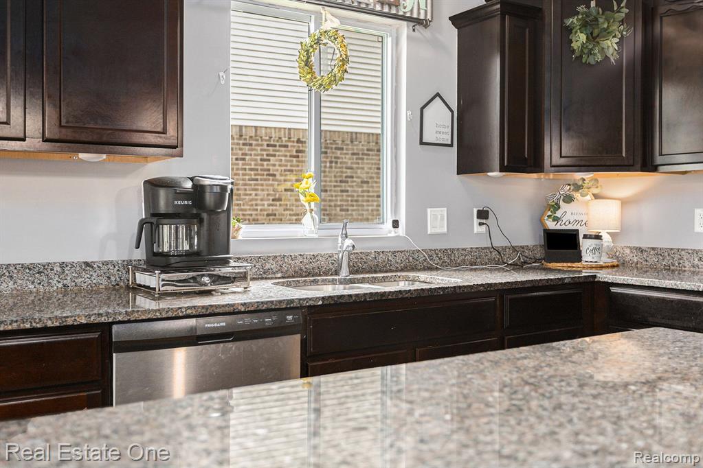 42802 N CUMBERLAND Drive, Van Buren, MI 48111 — Photo 13