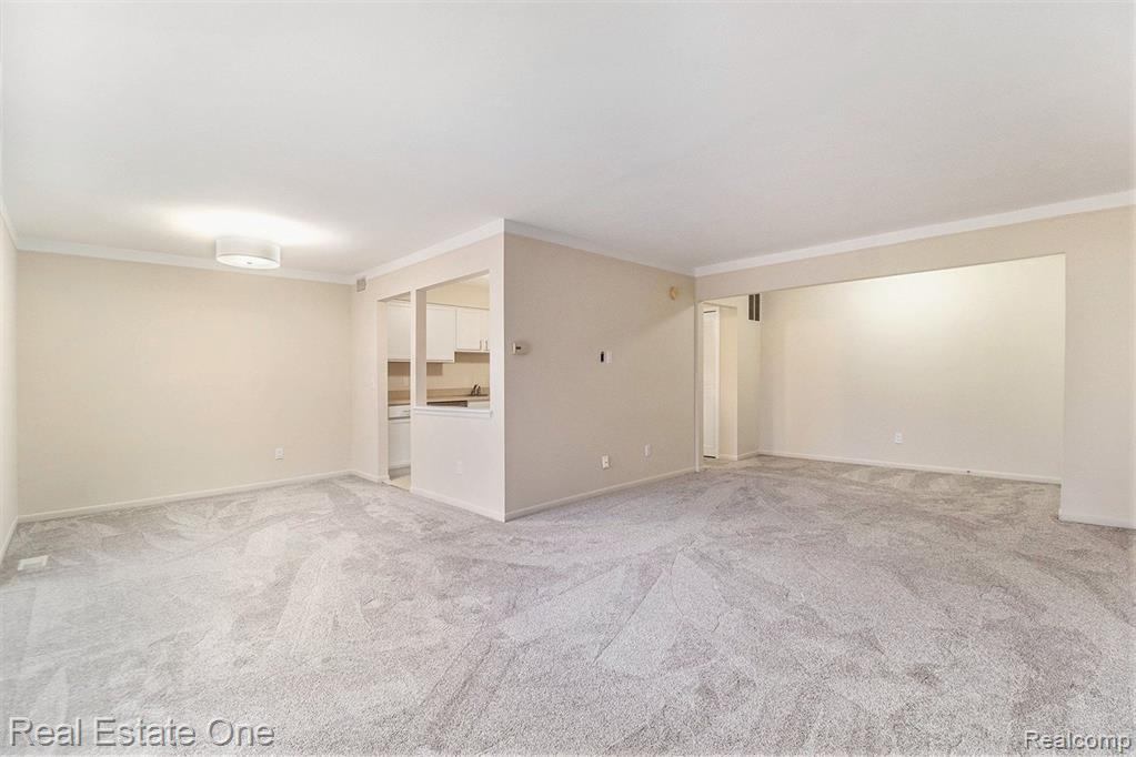 444 FOX HILLS Drive N, A-8, Bloomfield Hills, MI 48304 — Photo 5