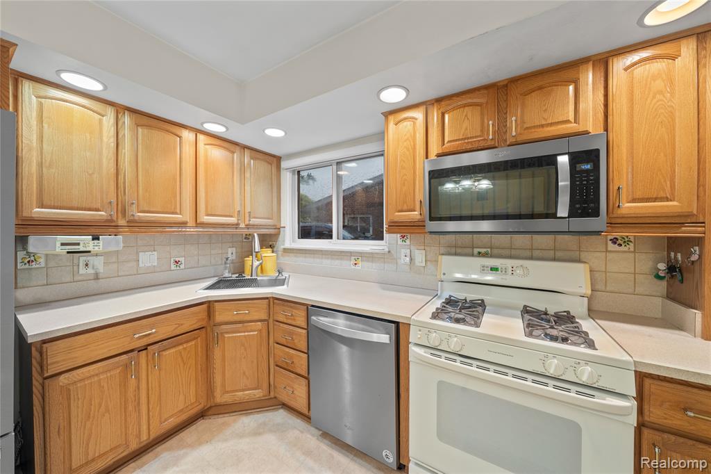 26916 Rouge River Drive, Dearborn Heights, MI 48127 — Photo 12