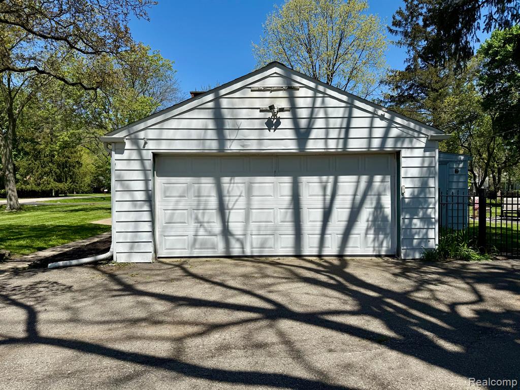 6861 N CLUNBURY Road, West Bloomfield, MI — Photo 33