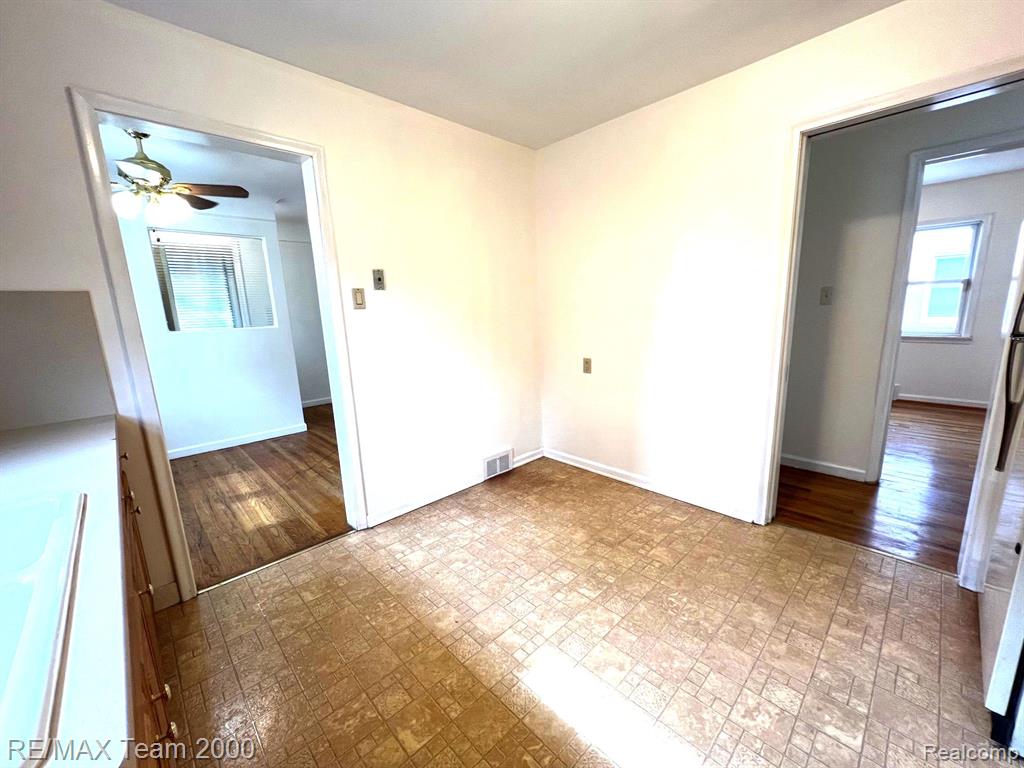 8252 DALE Street, Dearborn Heights, MI 48127 — Photo 6