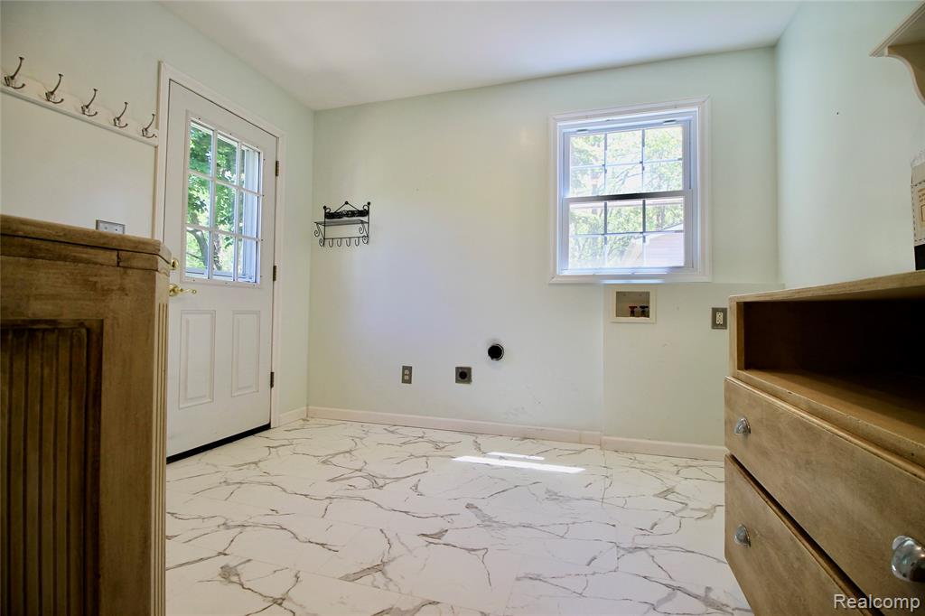8372 Parshallville Road, Fenton, MI 48430 — Photo 10
