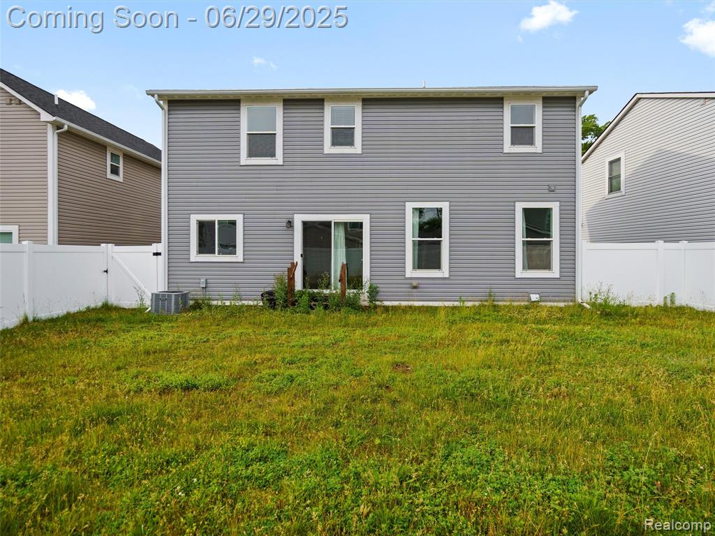 399 W DALLAS Avenue, Madison Heights, MI 48071 — Photo 4