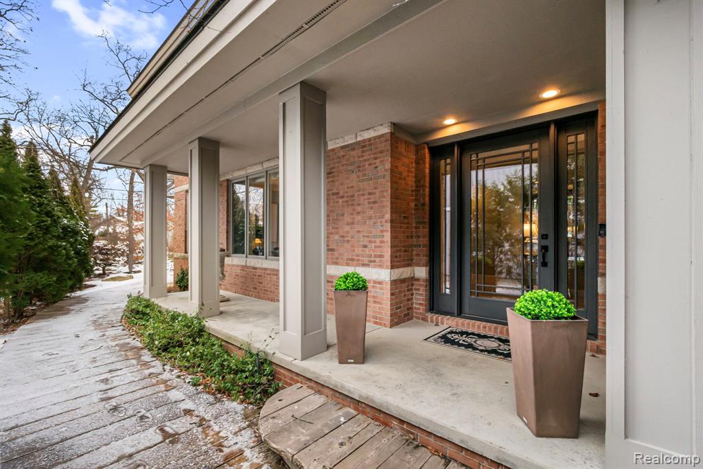 7405 Locklin, West Bloomfield, MI 48324 — front exterior