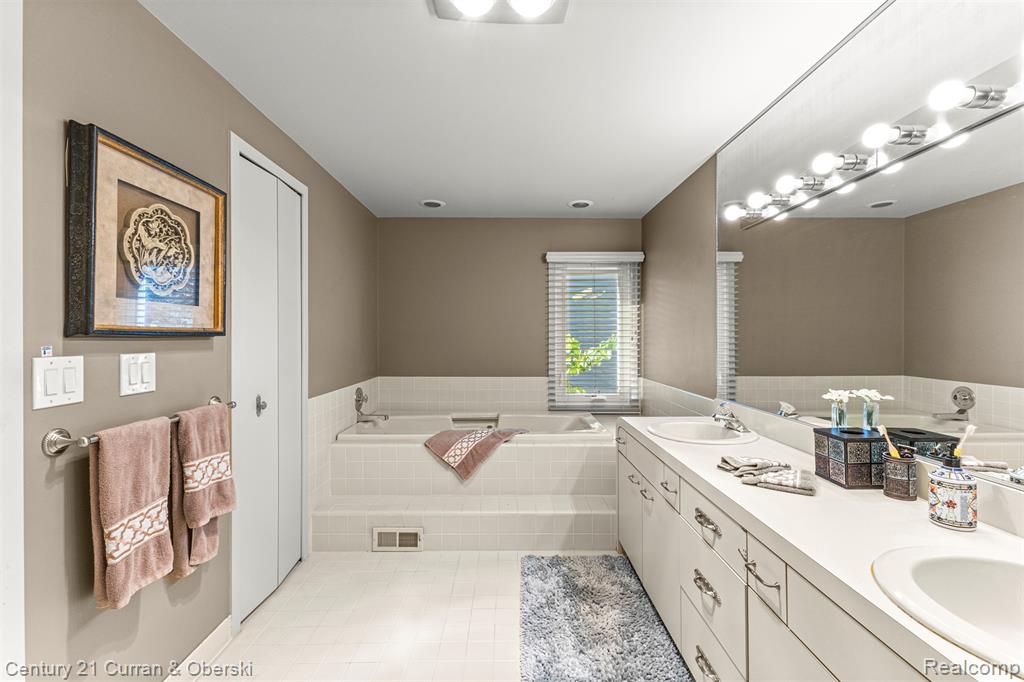 5084 Champlain Circle, West Bloomfield, MI 48323 — Photo 28