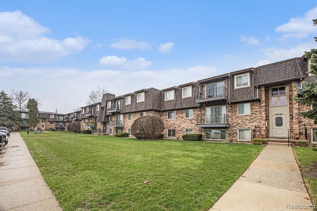 406 RIVIERA Drive, Saint Clair Shores, MI 48080 — Photo 3