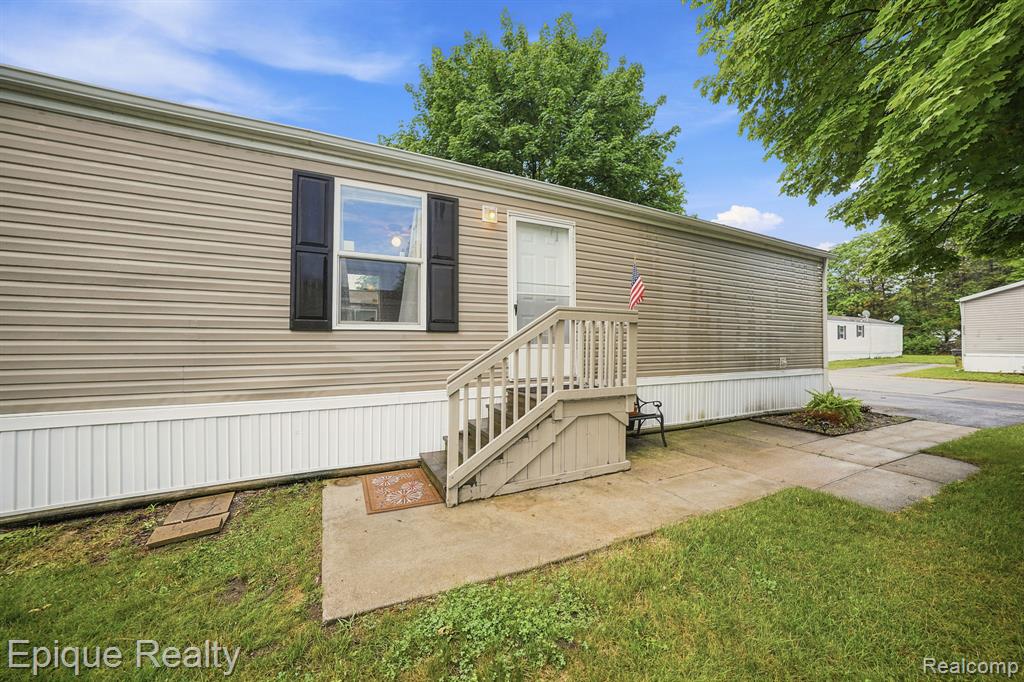 48580 Pineview Drive, Shelby Twp, MI 48317 — Photo 21