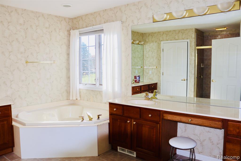 5234 CREEKMONTE Drive, Rochester, MI 48306 — Photo 8