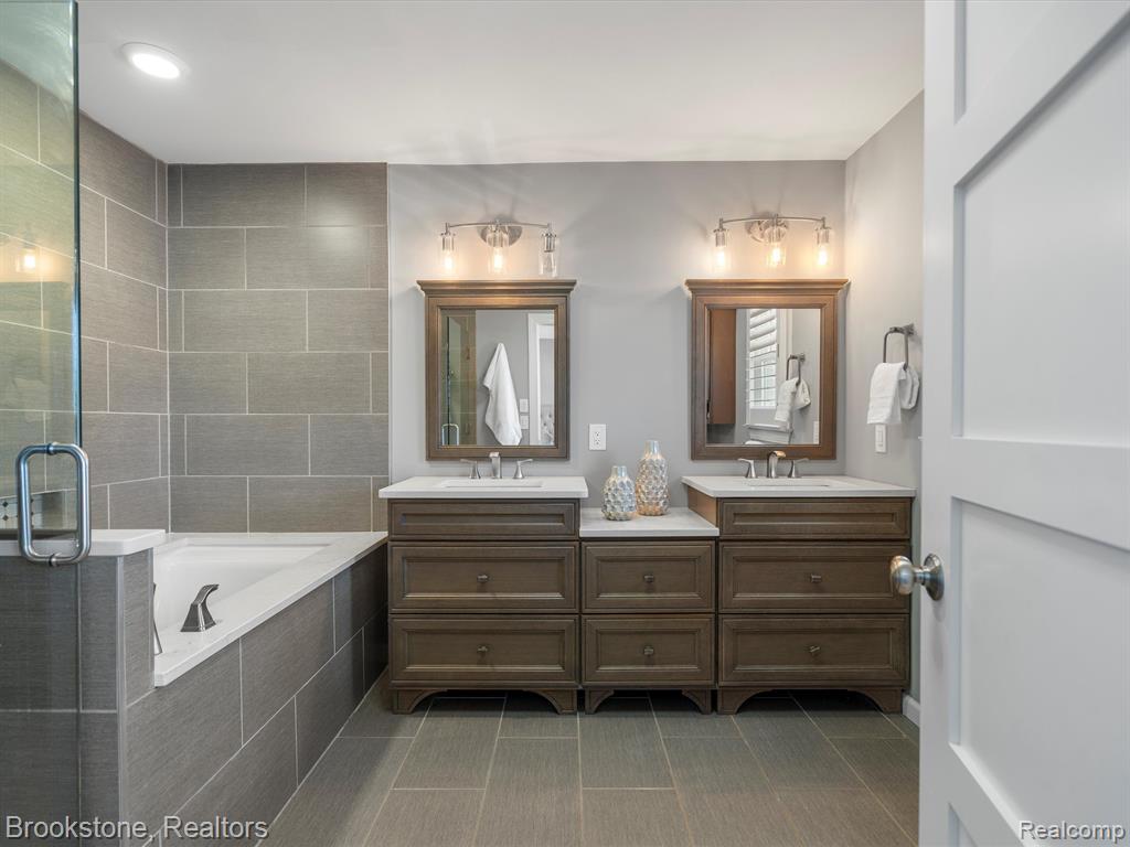 576 E Flint Street, Lake Orion, MI 48362 — Photo 19