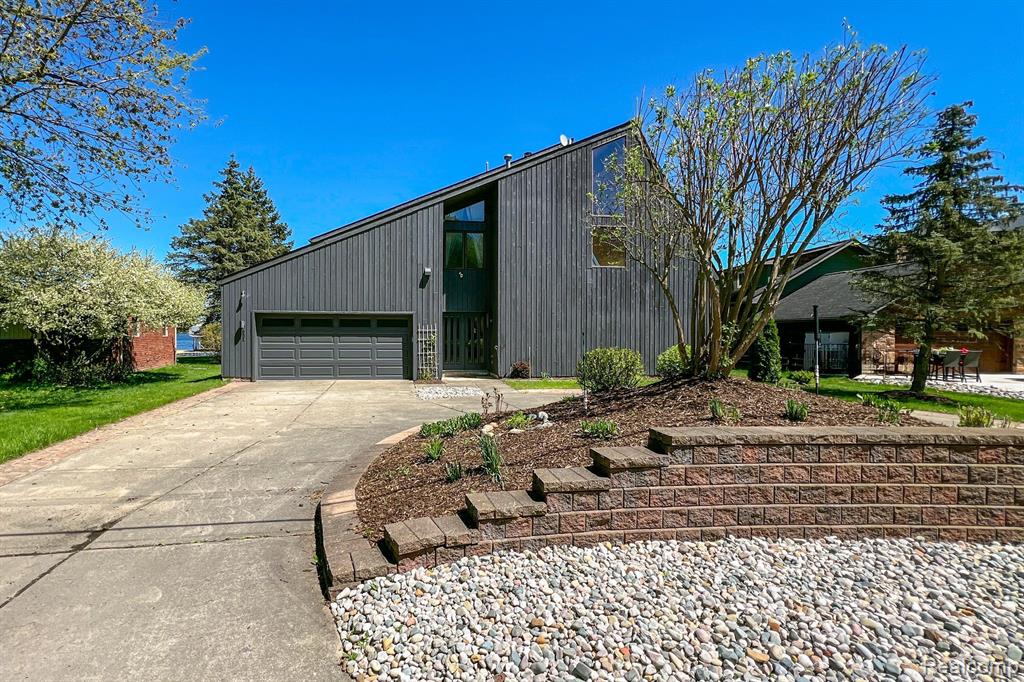 935 Stratton Drive, Waterford, MI 48328