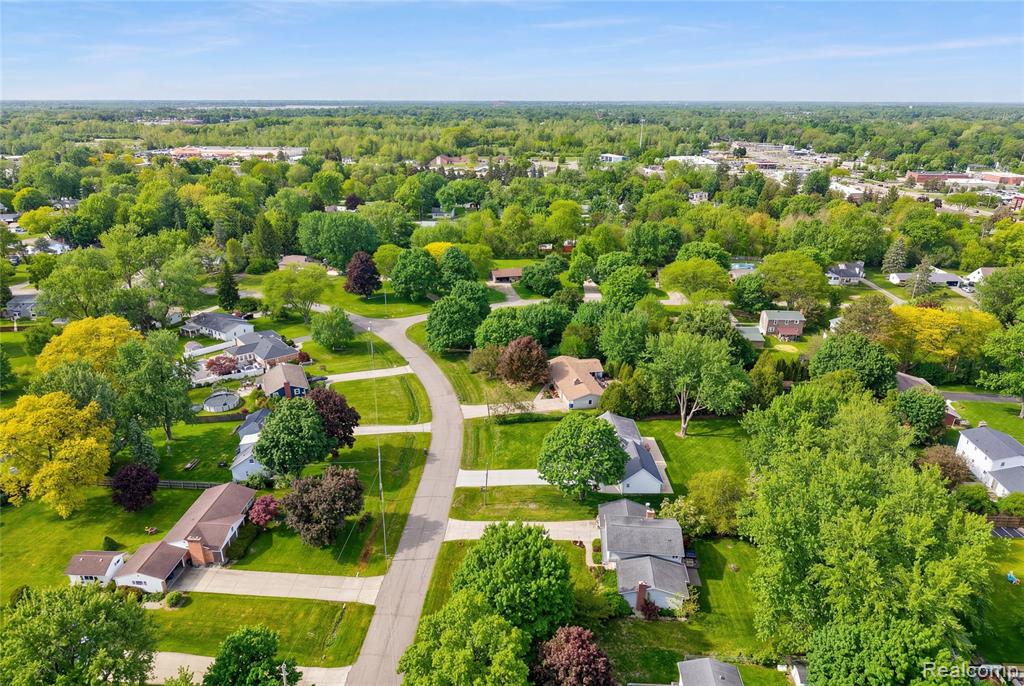 1070 Woodview Drive, Flint, MI 48507 — Photo 11