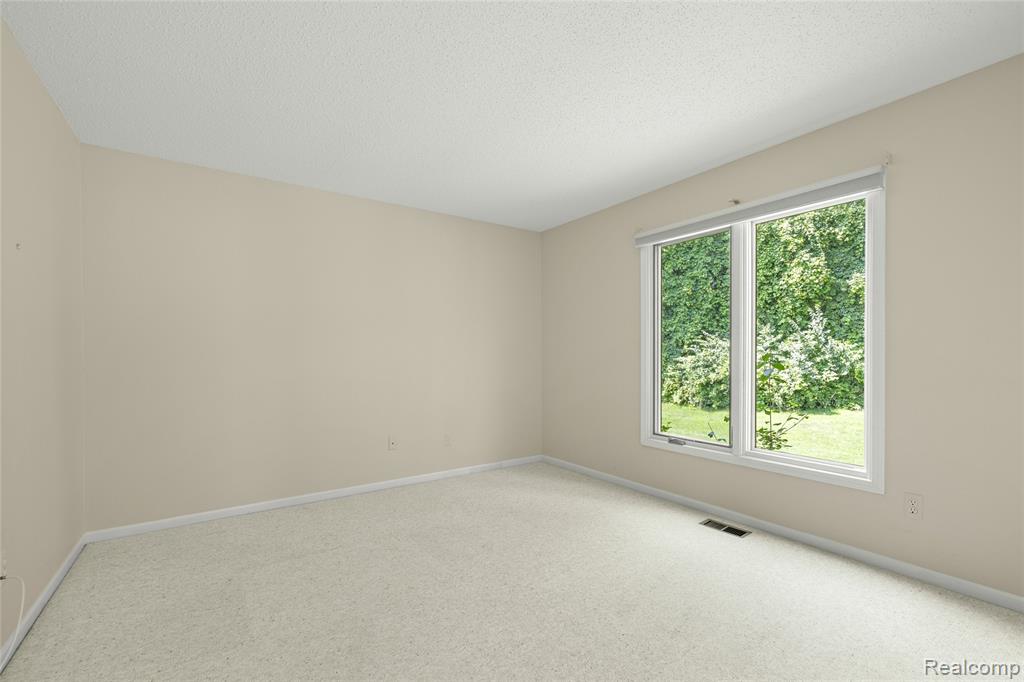 35213 Knollwood Lane, Farmington, MI 48335 — Photo 33