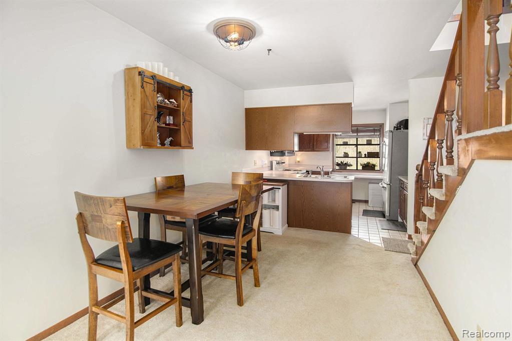 578 OAKBROOK Circle, Flushing, MI 48433 — Photo 4