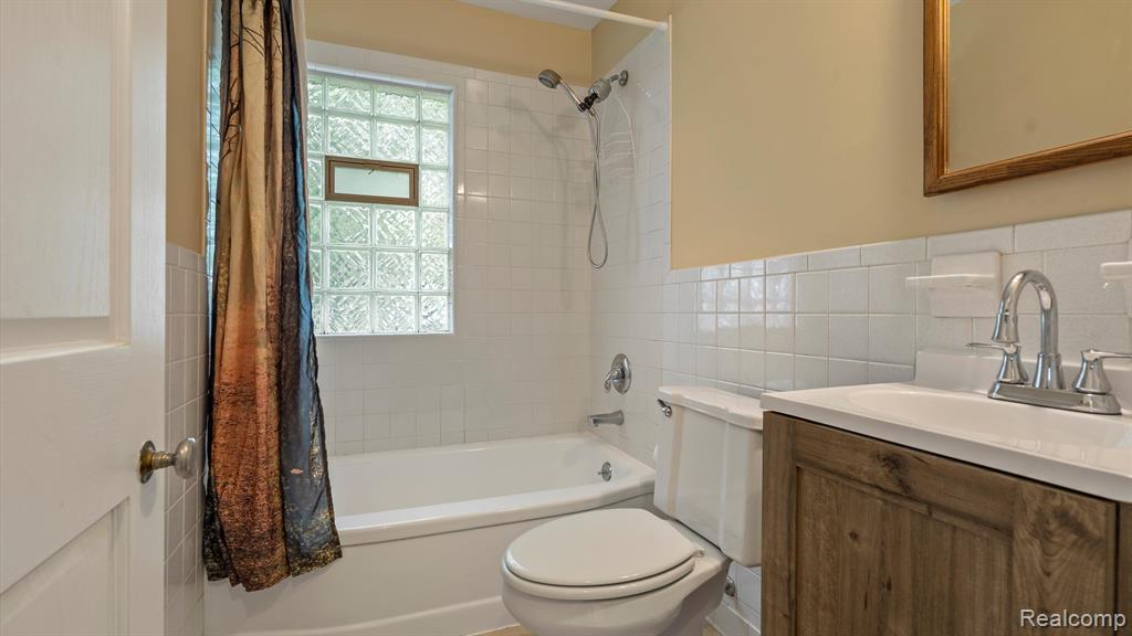 421 W MOREHOUSE Avenue, Hazel Park, MI 48030 — Photo 10