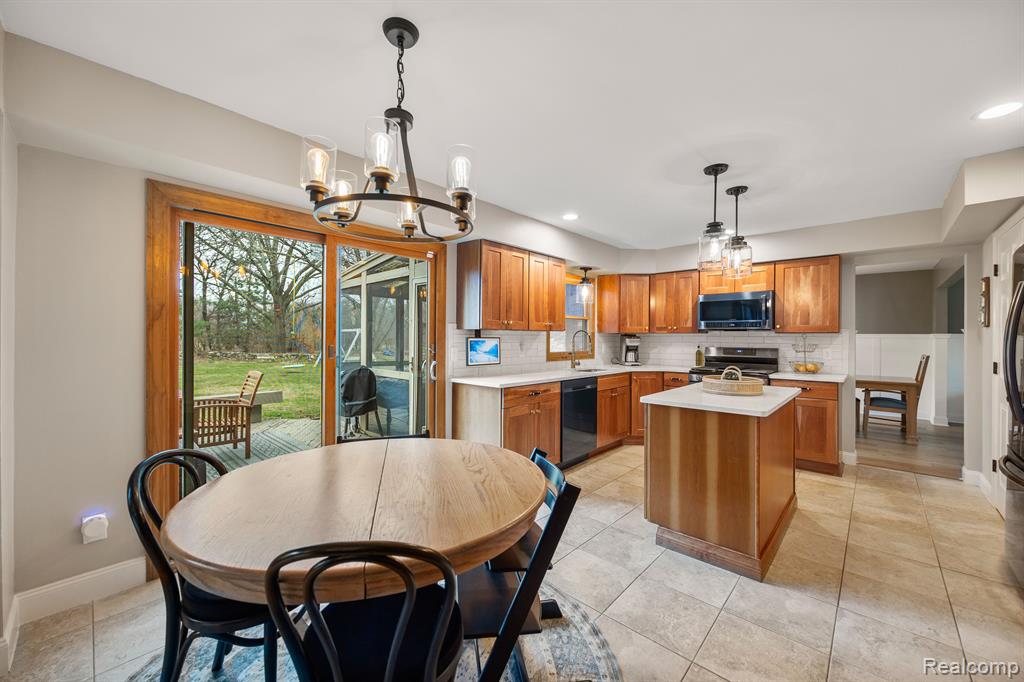 9043 Woods Edge Drive, Commerce Twp, MI 48382 — Photo 11