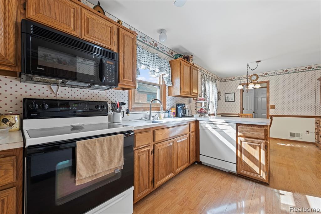 4660 Royal Cove Drive, 5, Utica, MI 48316 — Photo 11