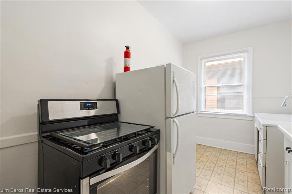 981 2N Beaconsfield Avenue, Grosse Pointe, MI 48230 — Photo 9