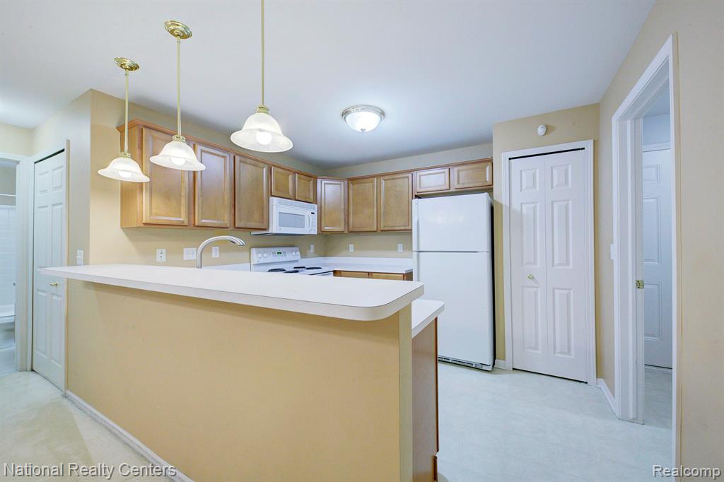 6104 JASMINE Drive, Walled Lake, MI 48390 — Photo 17