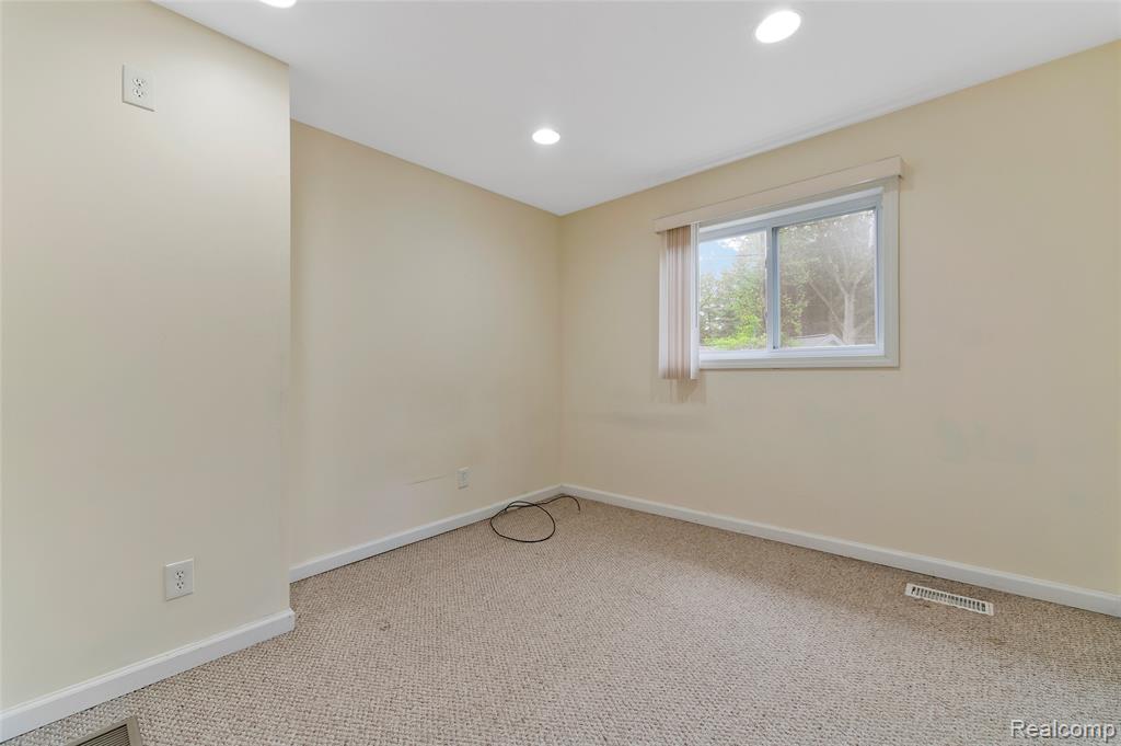 811 Miller Road, Lake Orion, MI 48362 — Photo 19