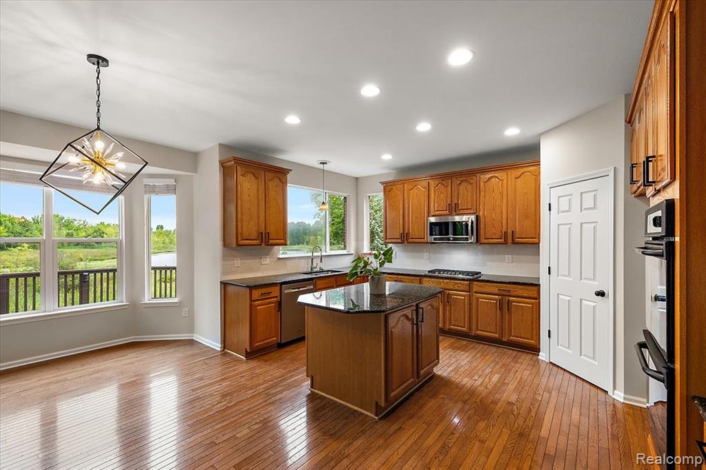 5390 Plantation Drive, Commerce Twp, MI 48382 — Photo 18