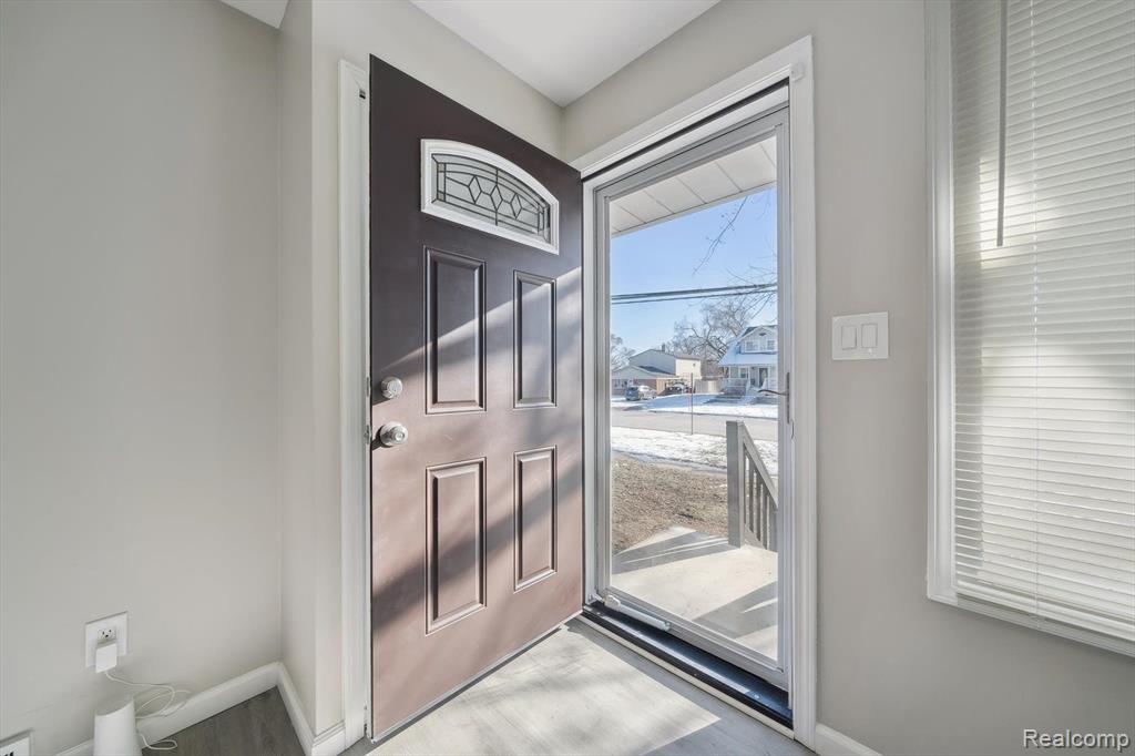 941 E LINCOLN Avenue, Madison Heights, MI 48071 — Photo 2