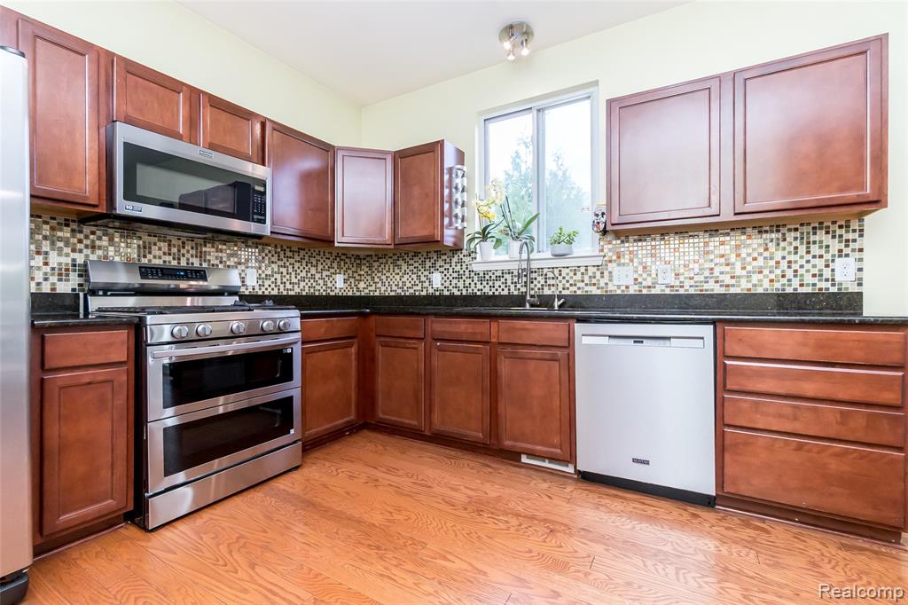 51224 Luke Lane, Novi, MI — Photo 11