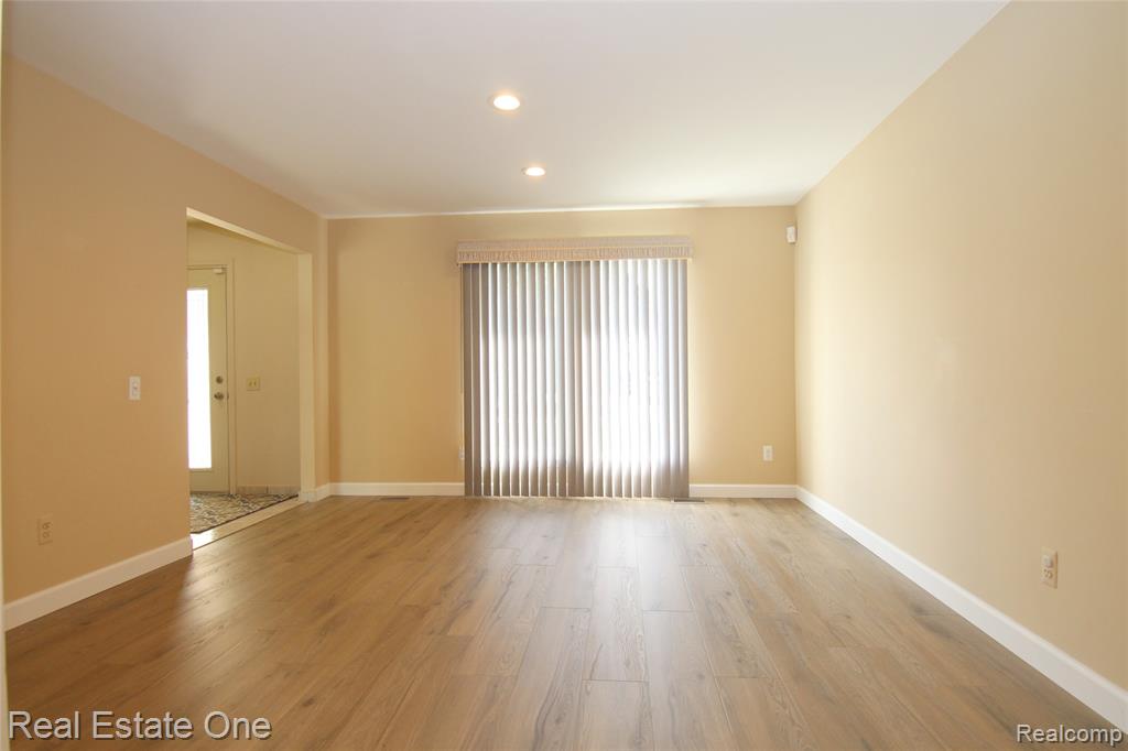 5590 GREENBRIAR Drive, West Bloomfield, MI — Photo 9