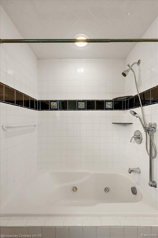 6628 Heather Heath, West Bloomfield, MI — Photo 38