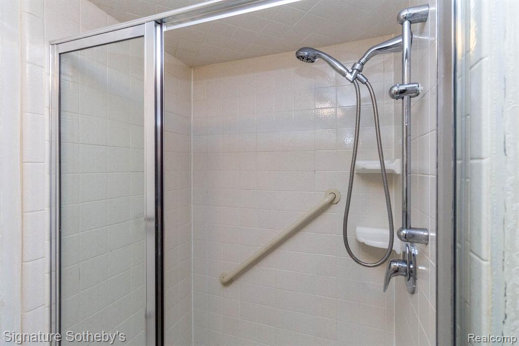 19710 W 13 Mile Road, 101, Beverly Hills, MI 48025 — Photo 25