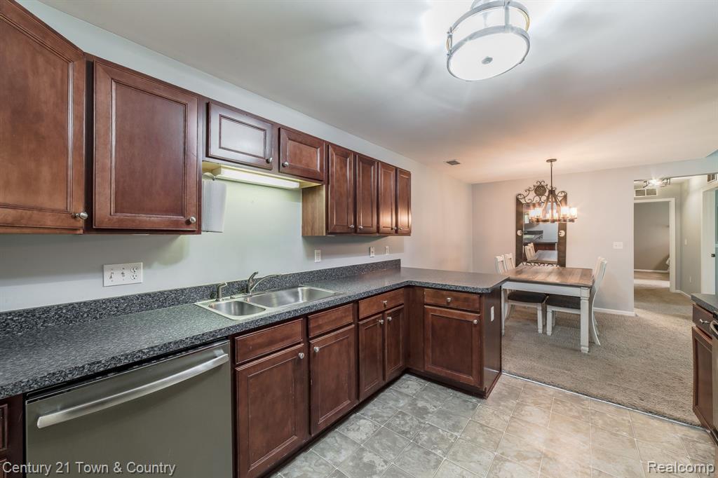1032 SHIAWASSEE Circle, Howell, MI 48843 — Photo 34