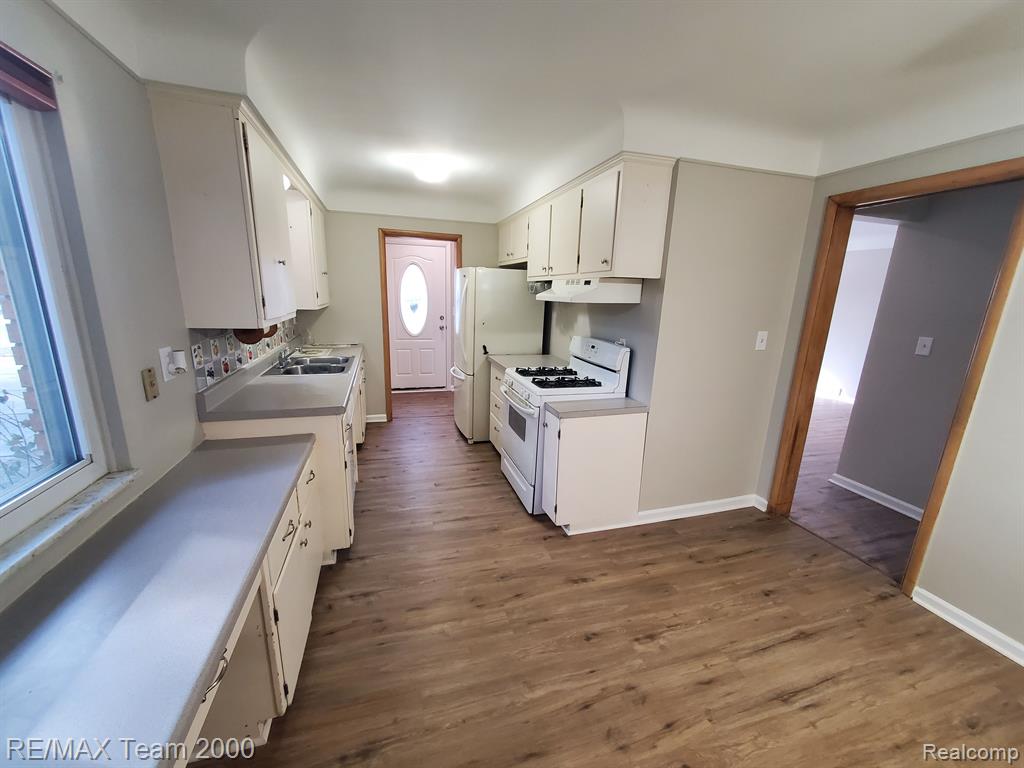 4565 UNIVERSAL Street, Dearborn Heights, MI 48125 — Photo 9